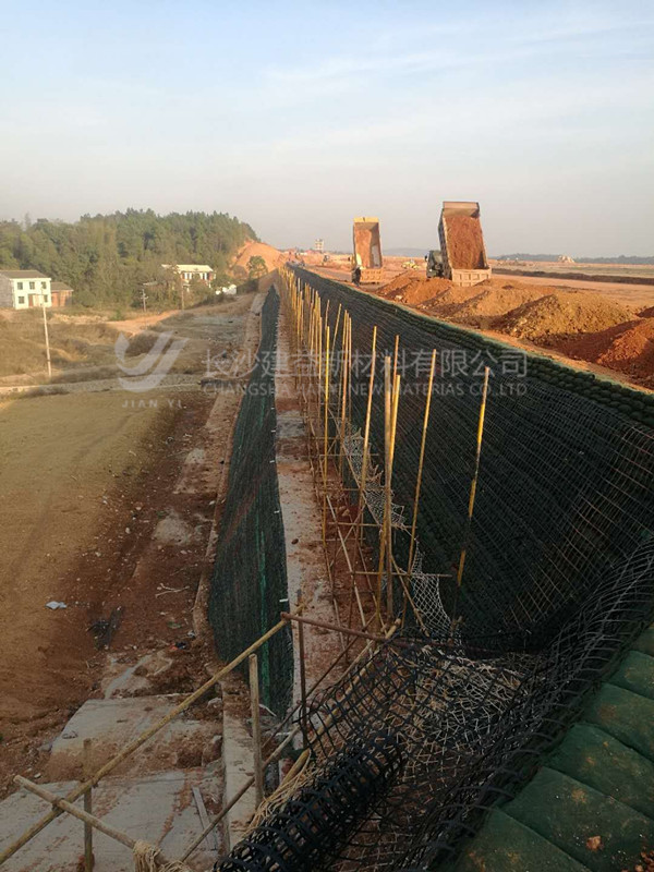“建益”土工格柵、生態袋應用于軍用機場加筋擋土墻護坡工程！